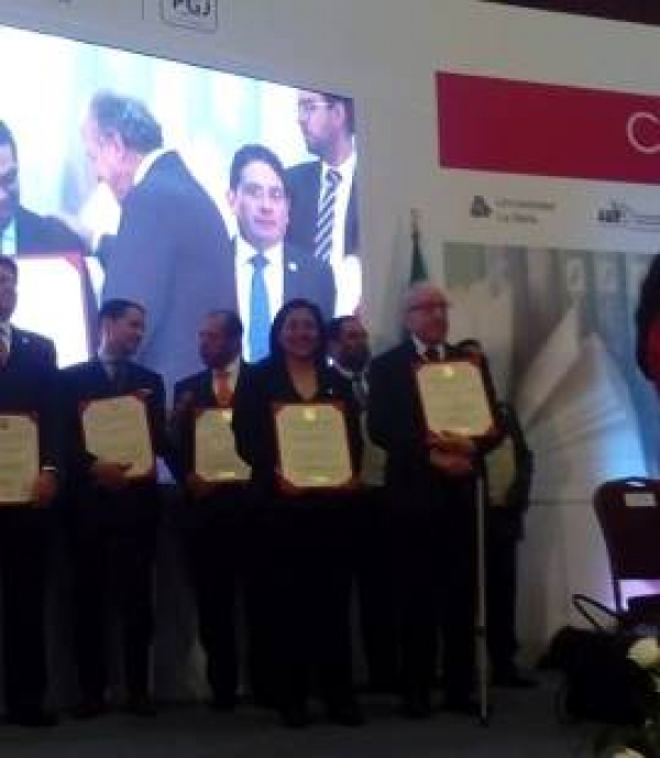 Reconocimiento a profesora de la Licenciatura en Derecho